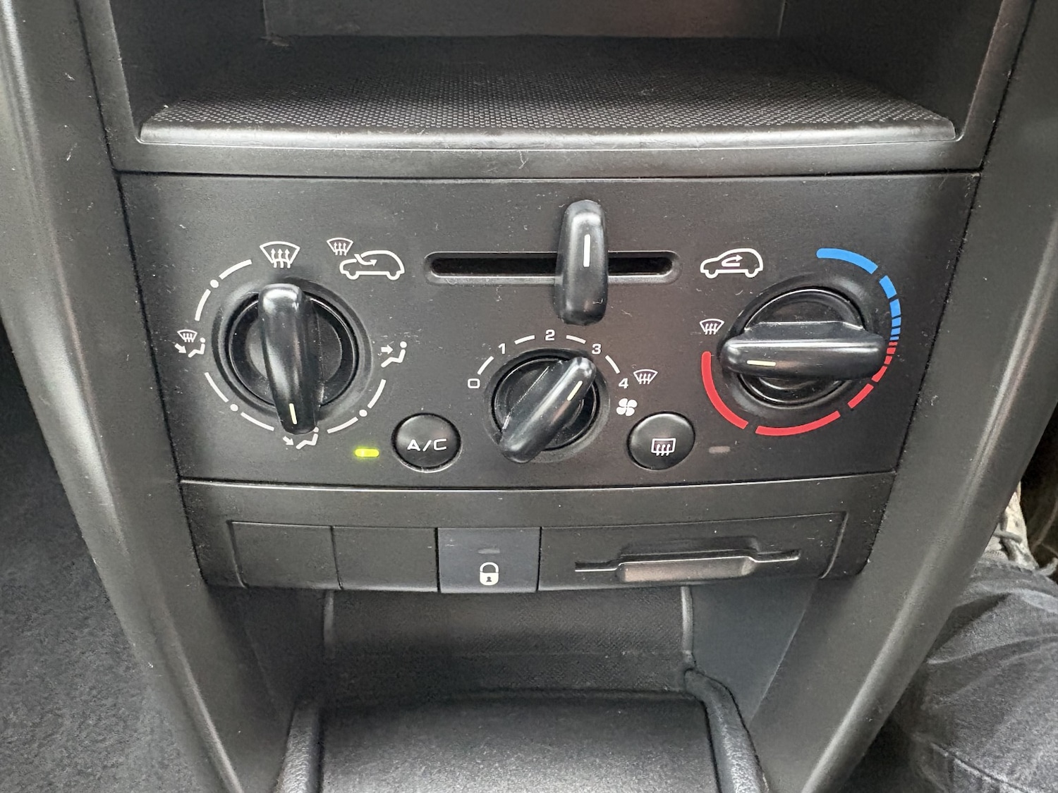 Used Peugeot 207 2009 for sale - 77264510: Photo 14