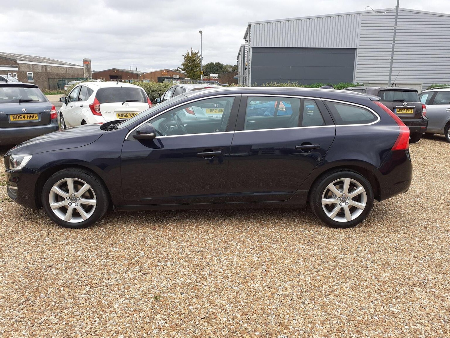 Used Volvo V60 2015 for sale - 76945686: Photo 4