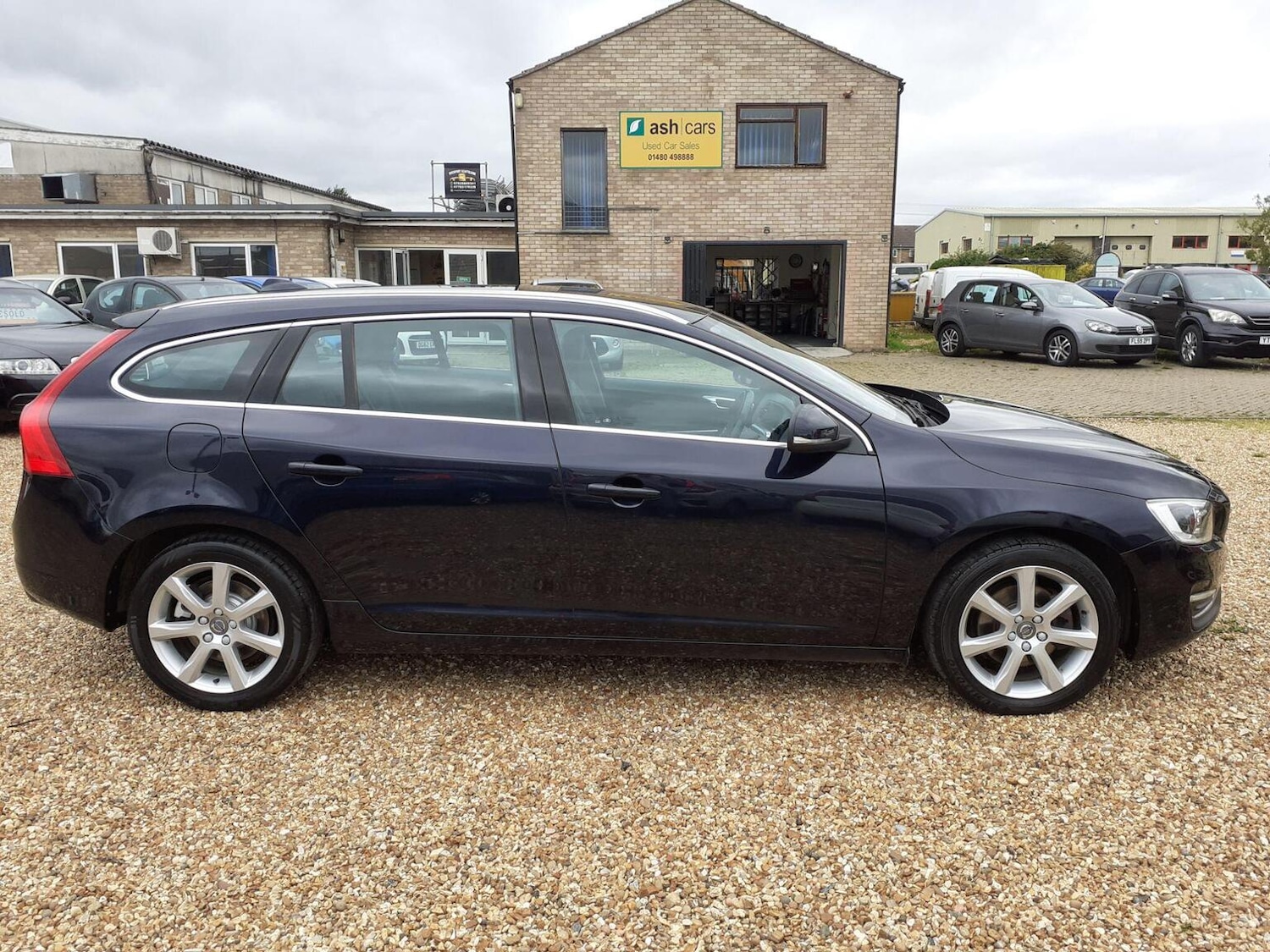 Used Volvo V60 2015 for sale - 76945686: Photo 8