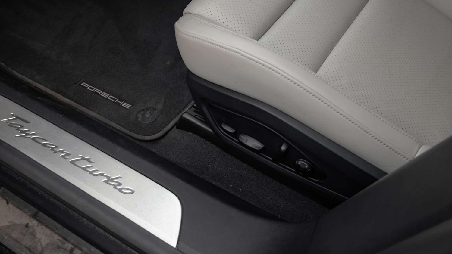 Used Porsche Taycan 2021 for sale - 76928942: Photo 17