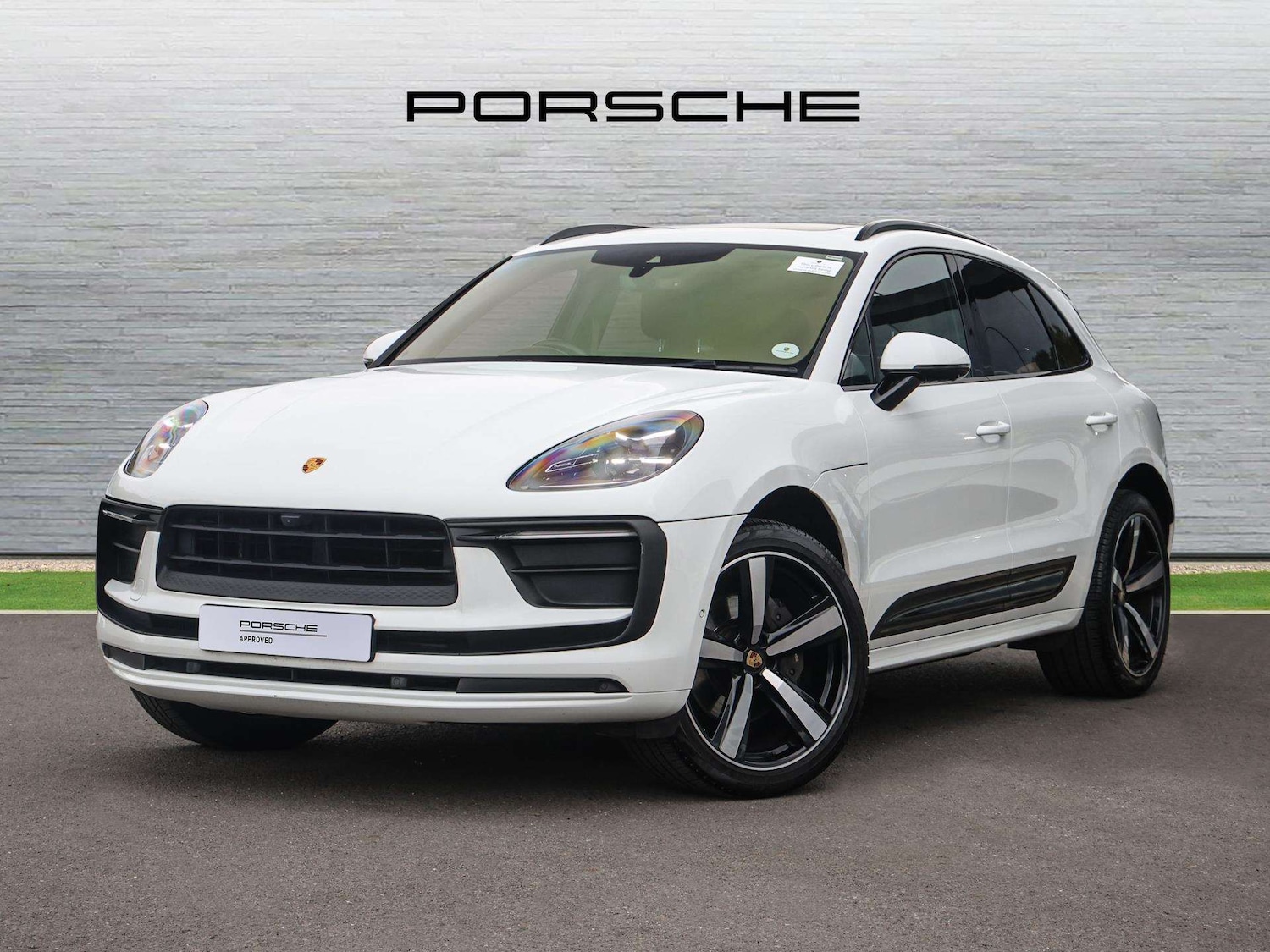 Used Porsche Macan 2023 for sale - 76929009: Photo 2