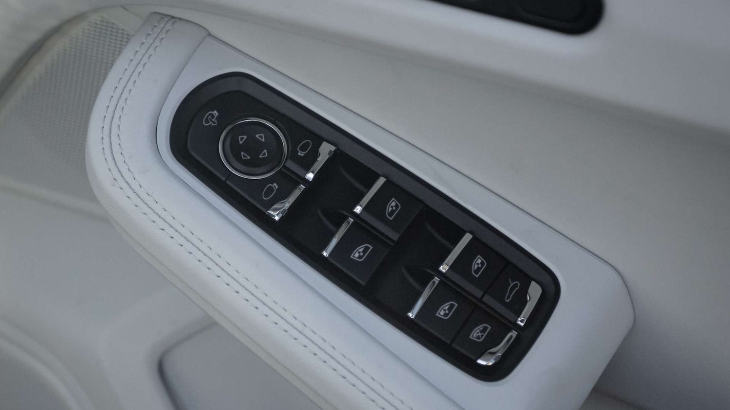 Used Porsche Macan 2025 for sale - 76704991: Photo 25