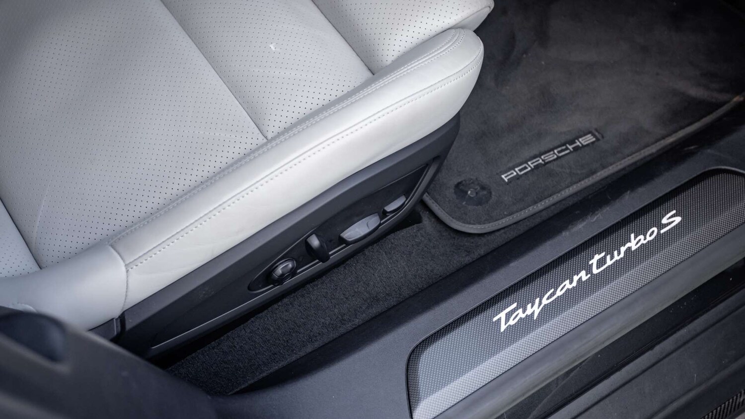 Used Porsche Taycan 2022 for sale - 77219728: Photo 21