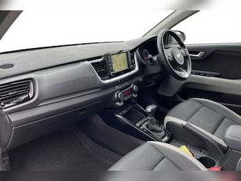 Used Kia Stonic 2018 for sale - 77996808: Photo