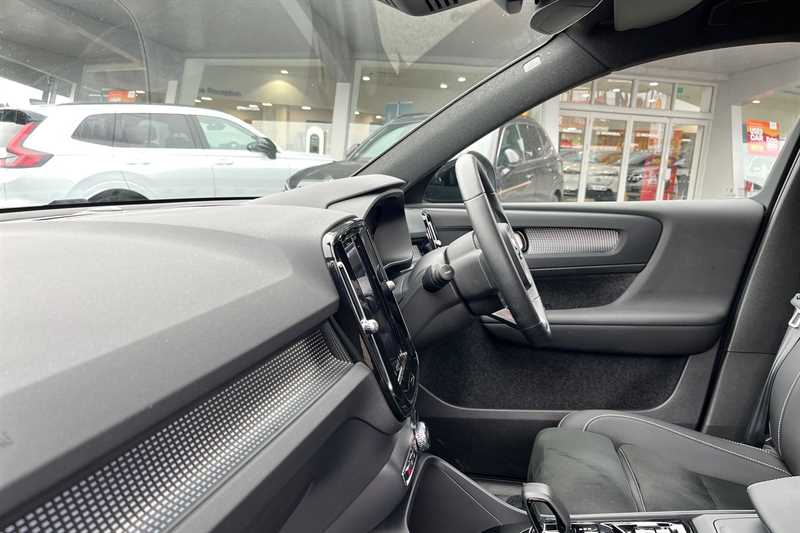 Used Volvo XC40 2023 for sale - 76251787: Photo 2