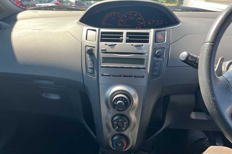 Used Toyota Yaris 2010 for sale - 76381600: Photo 14