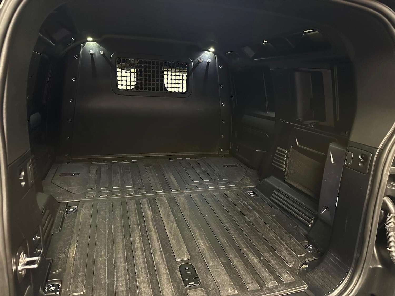 Used Land Rover Defender 2021 for sale - 77040715: Photo 15