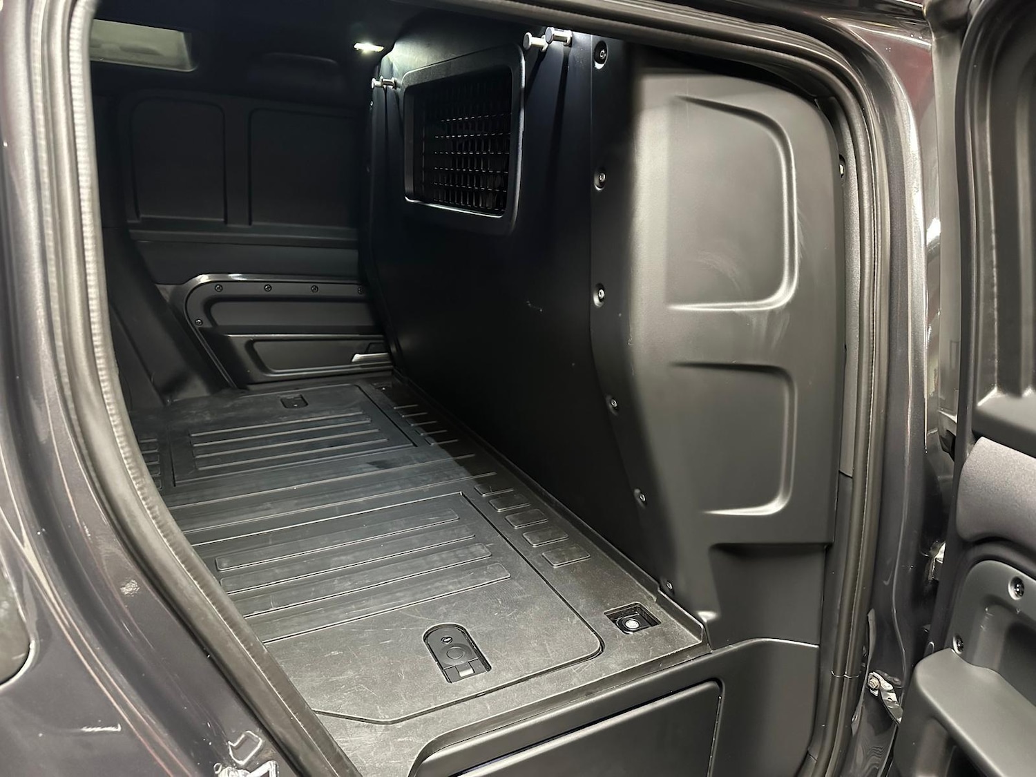 Used Land Rover Defender 2021 for sale - 77040715: Photo 16