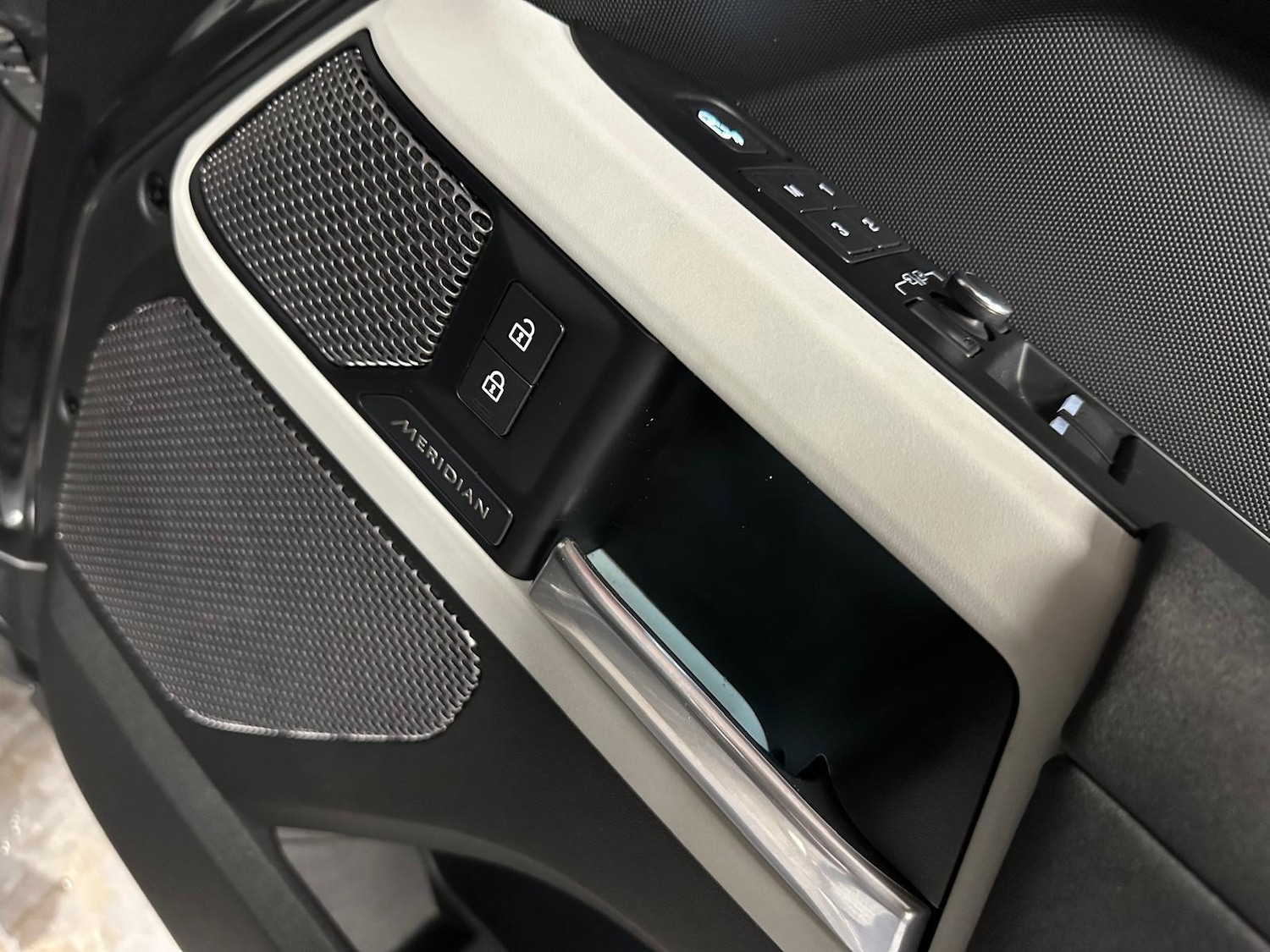 Used Land Rover Defender 2021 for sale - 77040715: Photo 21