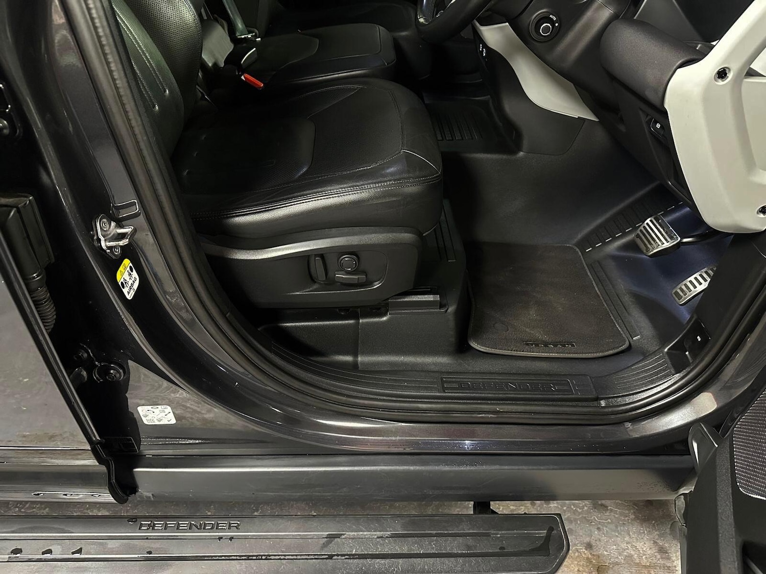 Used Land Rover Defender 2021 for sale - 77040715: Photo 23