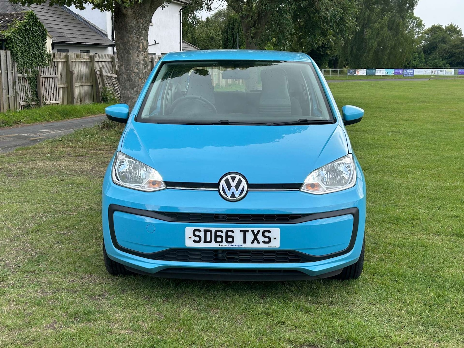 Used Volkswagen up! 2016 for sale - 76600739: Photo 2