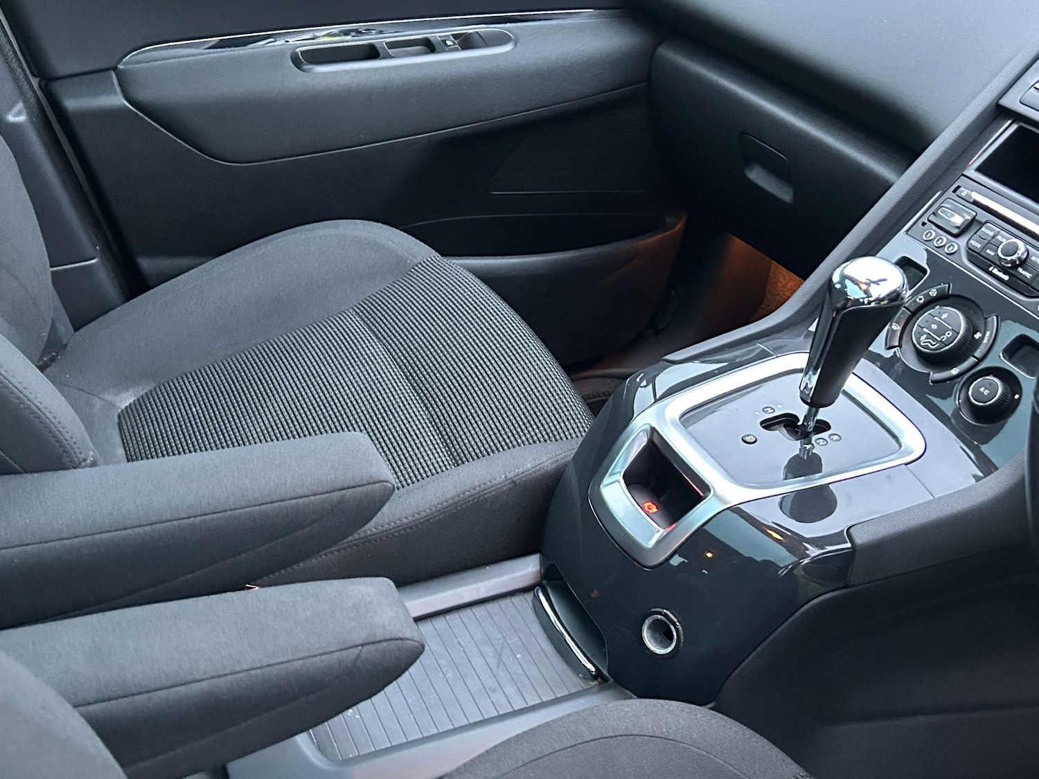 Used Peugeot 5008 2015 for sale - 77380636: Photo 39