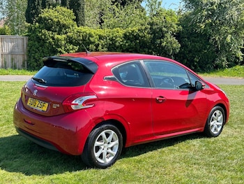 Used Peugeot 208 2015 for sale - 78456279: Photo