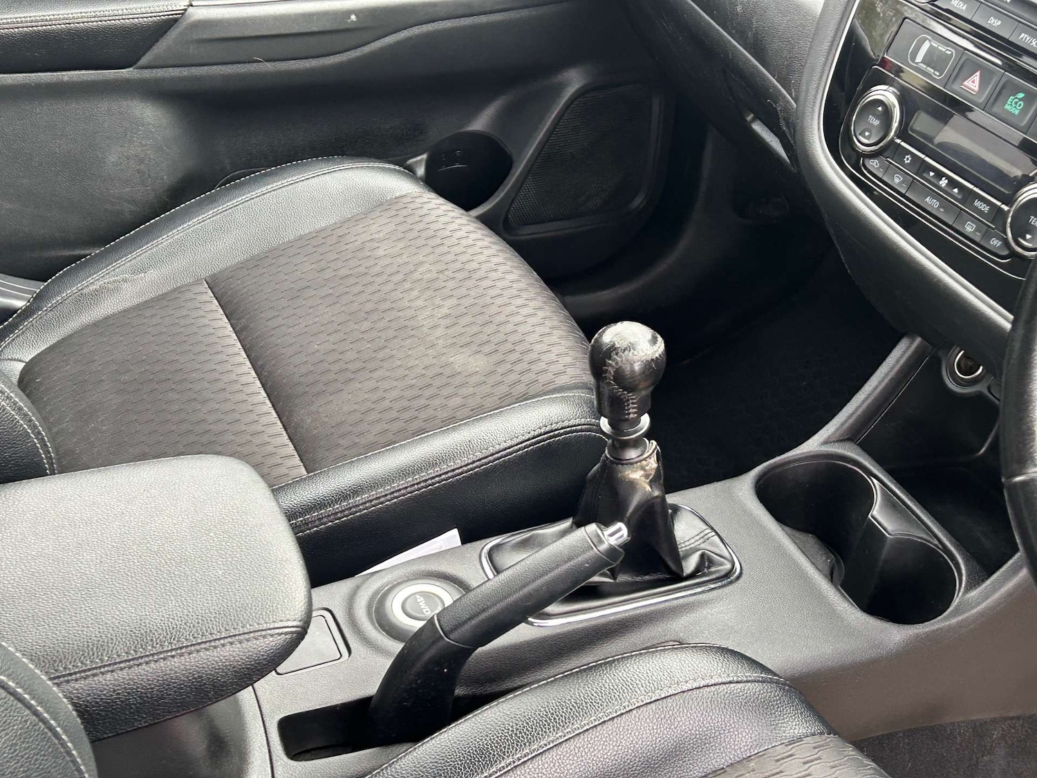 Used Mitsubishi Outlander 2015 for sale - 77303958: Photo 39