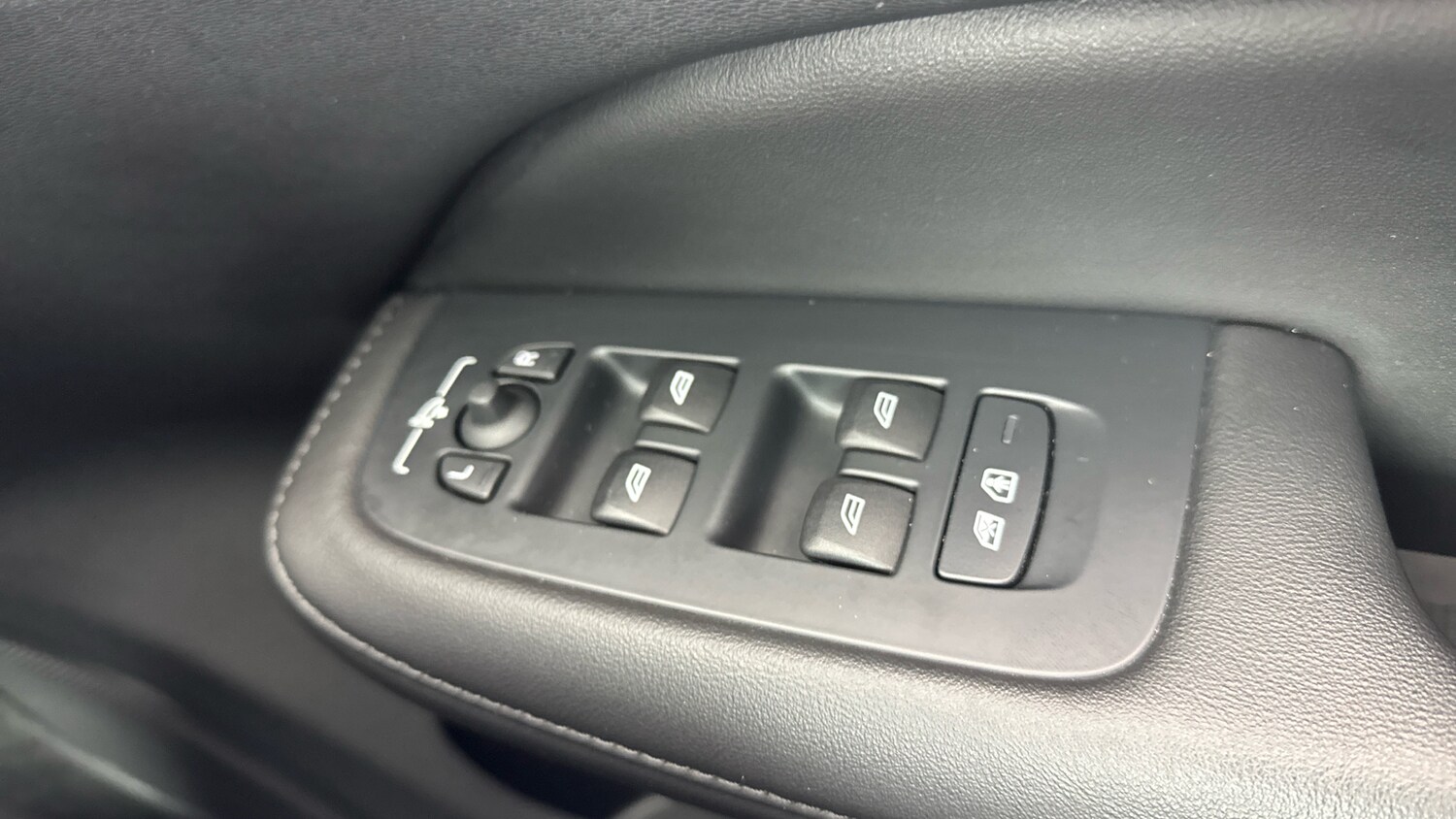 Used Volvo V60 2023 for sale - 75982127: Photo 23