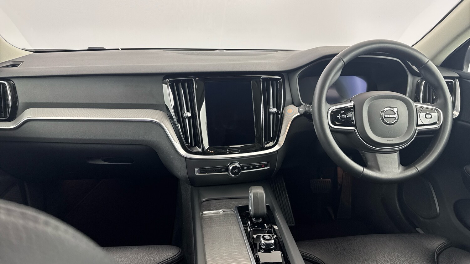 Used Volvo V60 2023 for sale - 75982127: Photo 46