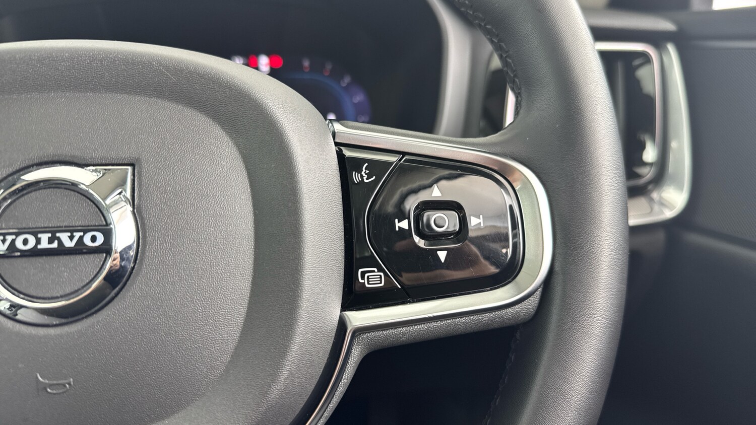Used Volvo V60 2023 for sale - 75982127: Photo 57