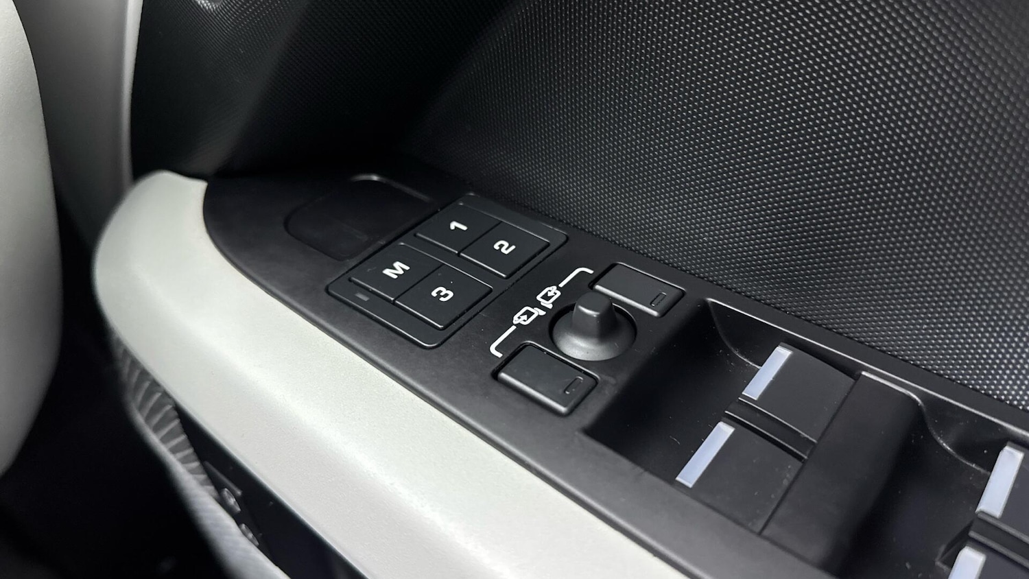 Used Land Rover Defender 130 2024 for sale - 77387768: Photo 31