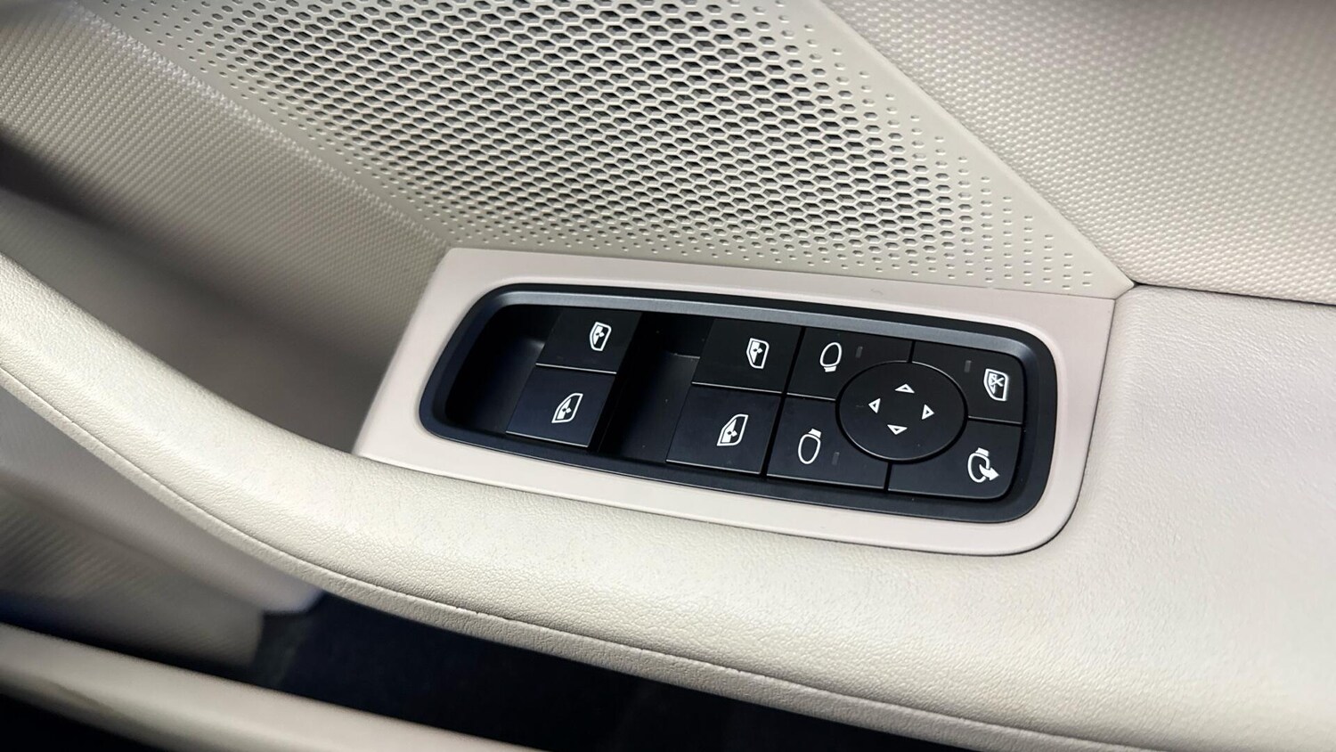 Used Porsche Taycan 2022 for sale - 77377302: Photo 21