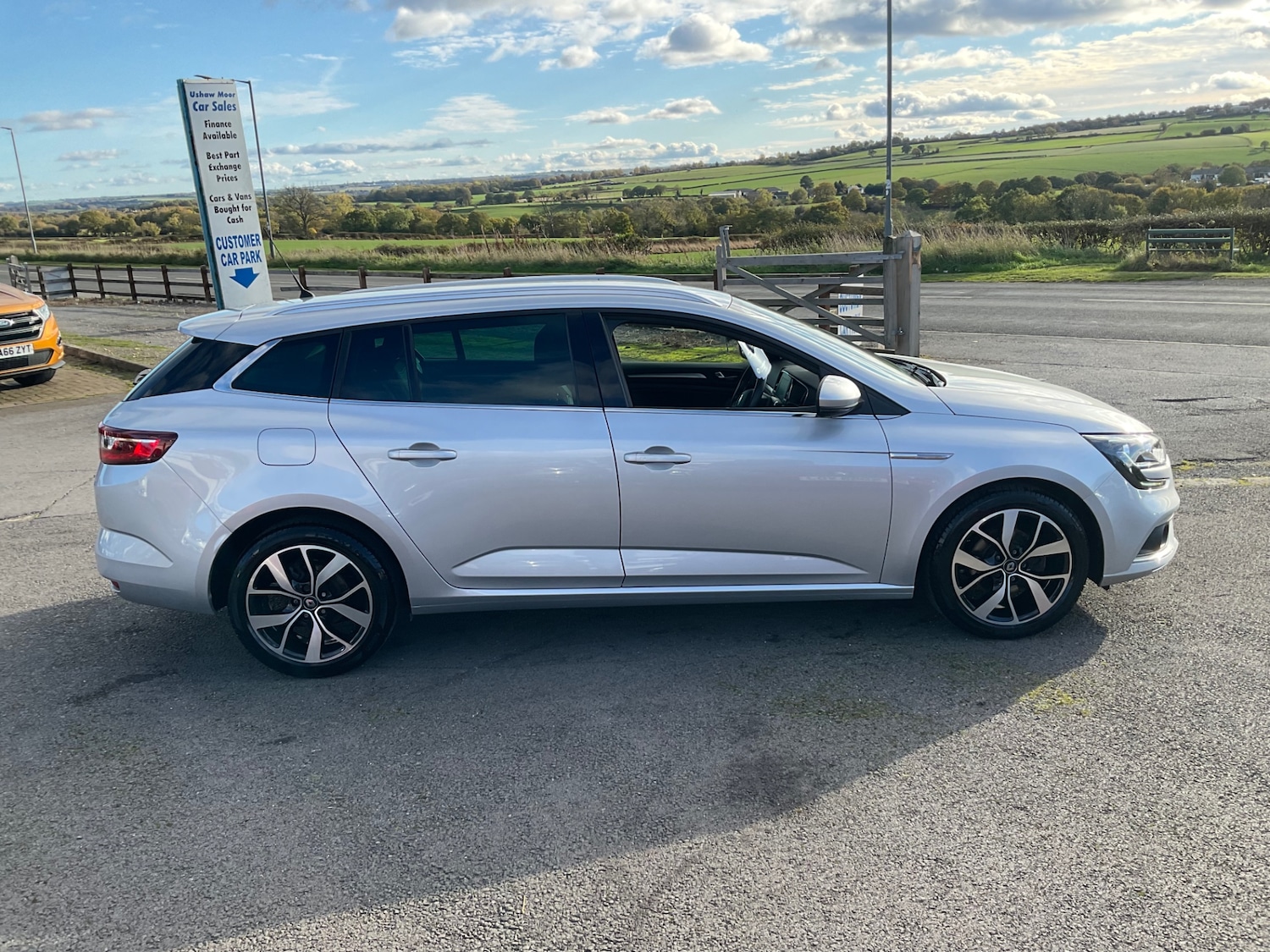 Used Renault Megane 2018 for sale - 76383392: Photo 2