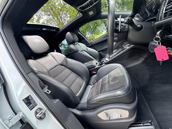 Used Porsche Macan 2023 for sale - 74895482: Photo 2