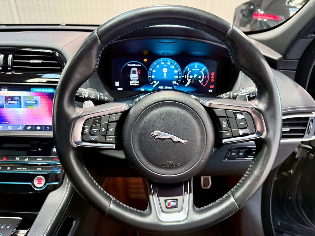 Used Jaguar F-Pace 2016 for sale - 76655362: Photo 12