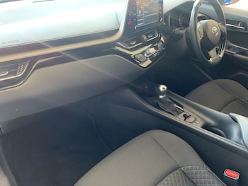 Used Toyota C-HR 2023 for sale - 78703498: Photo