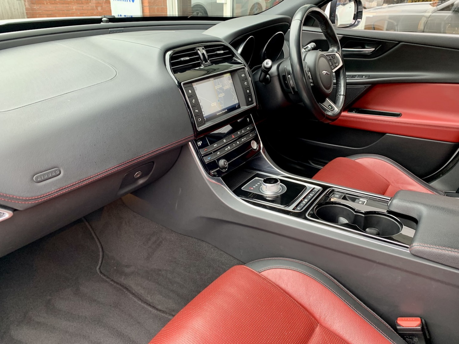 Used Jaguar XE 2016 for sale - 77844973: Photo 2