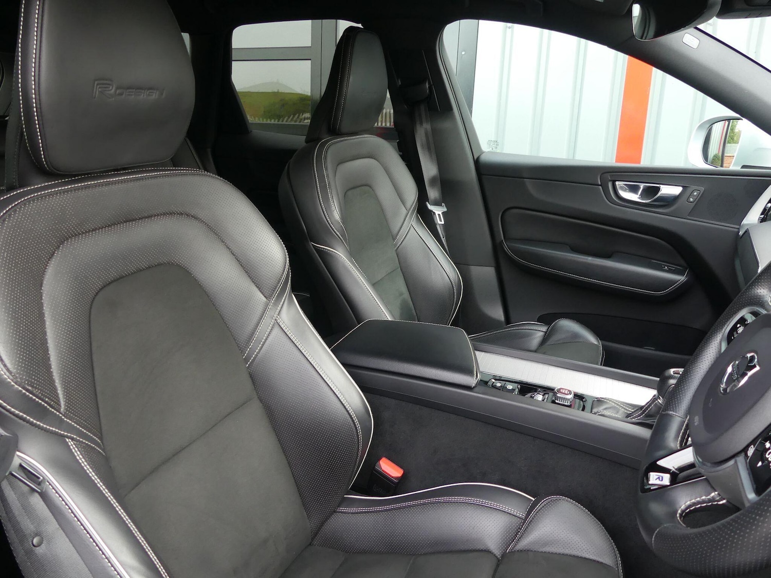 Used Volvo XC60 2018 for sale - 77658543: Photo 2