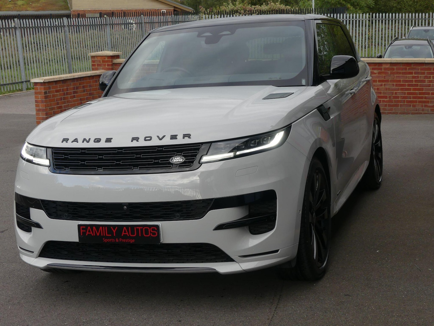 Used Land Rover Range Rover Sport 2024 for sale - 76108527: Photo 4