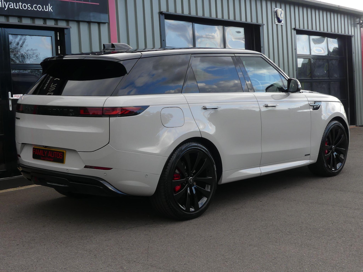 Used Land Rover Range Rover Sport 2024 for sale - 76108527: Photo 8