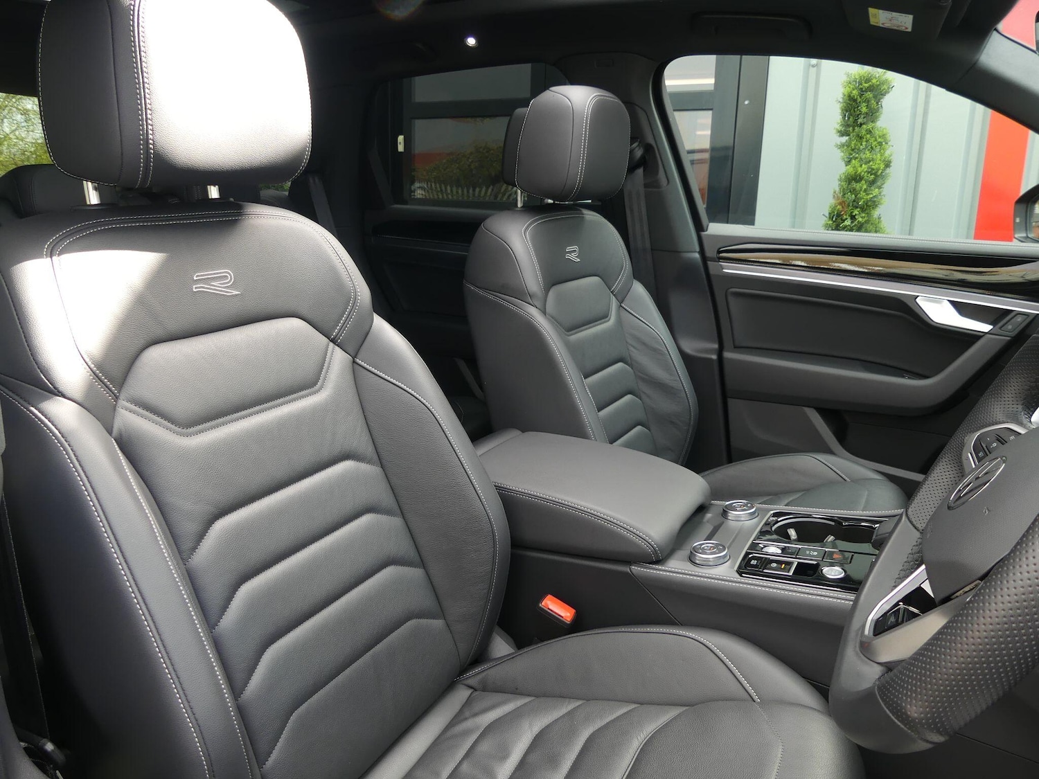 Used Volkswagen Touareg 2025 for sale - 78100175: Photo 2