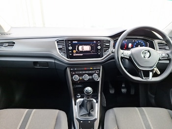 Used Volkswagen T-Roc 2018 for sale - 76051949: Photo 2