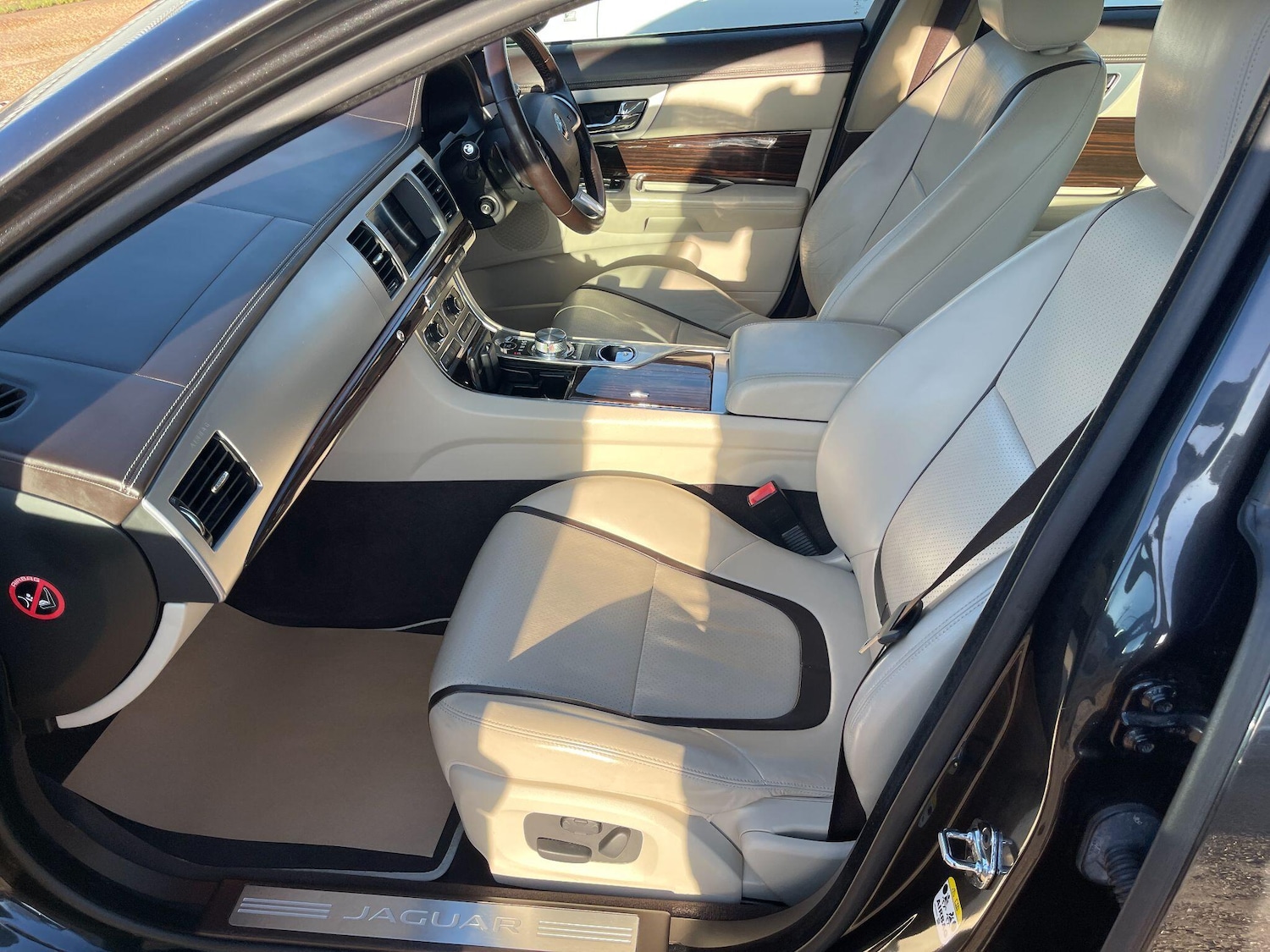 Used Jaguar XF 2015 for sale - 77203799: Photo 17