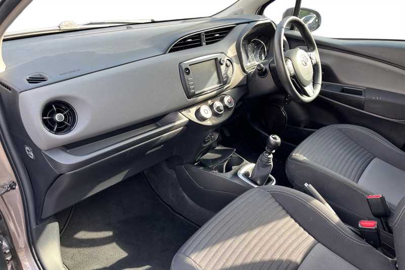 Used Toyota Yaris 2019 for sale - 76760851: Photo 2