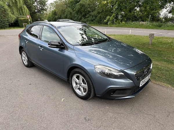 Used Volvo V40 Cross Country 2025 for sale - 75118750: Photo 1