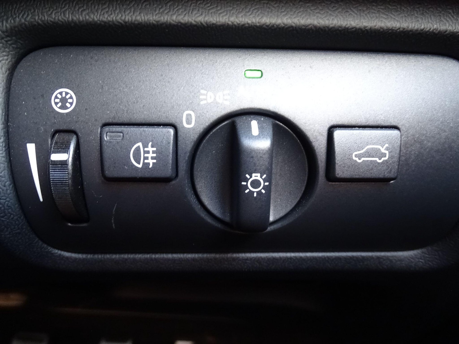 Used Volvo V40 2018 for sale - 77378207: Photo 28