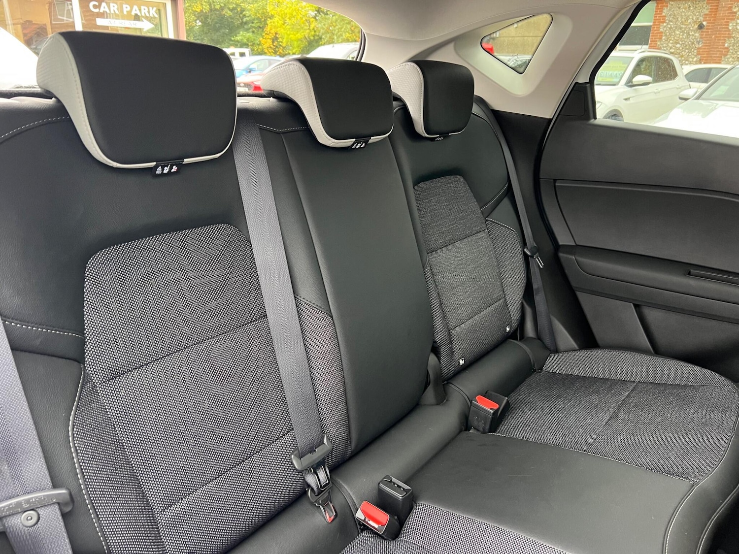 Used Renault Captur 2023 for sale - 76990240: Photo 4