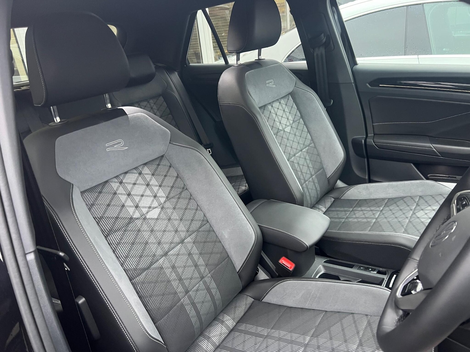 Used Volkswagen T-Roc 2024 for sale - 76472162: Photo 4