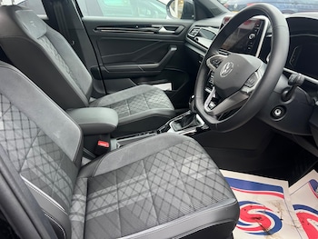 Used Volkswagen T-Roc 2024 for sale - 76472162: Photo