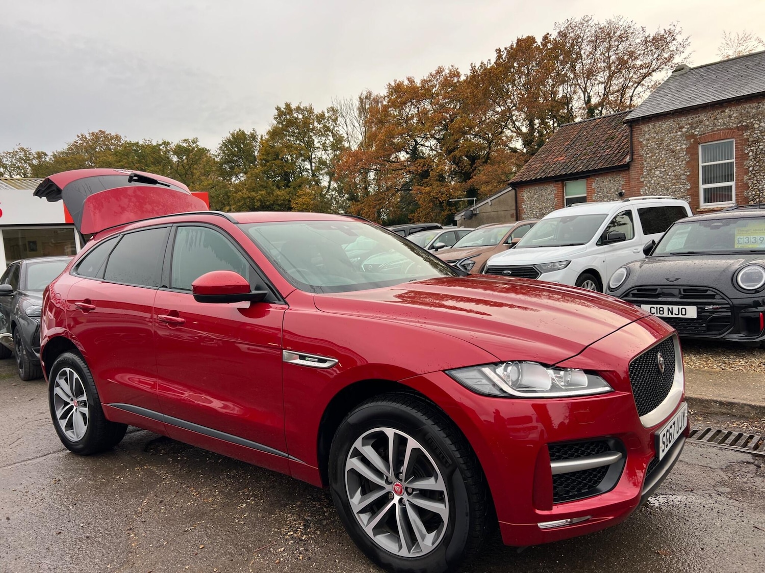 Used Jaguar F-Pace 2017 for sale - 76498844: Photo 2