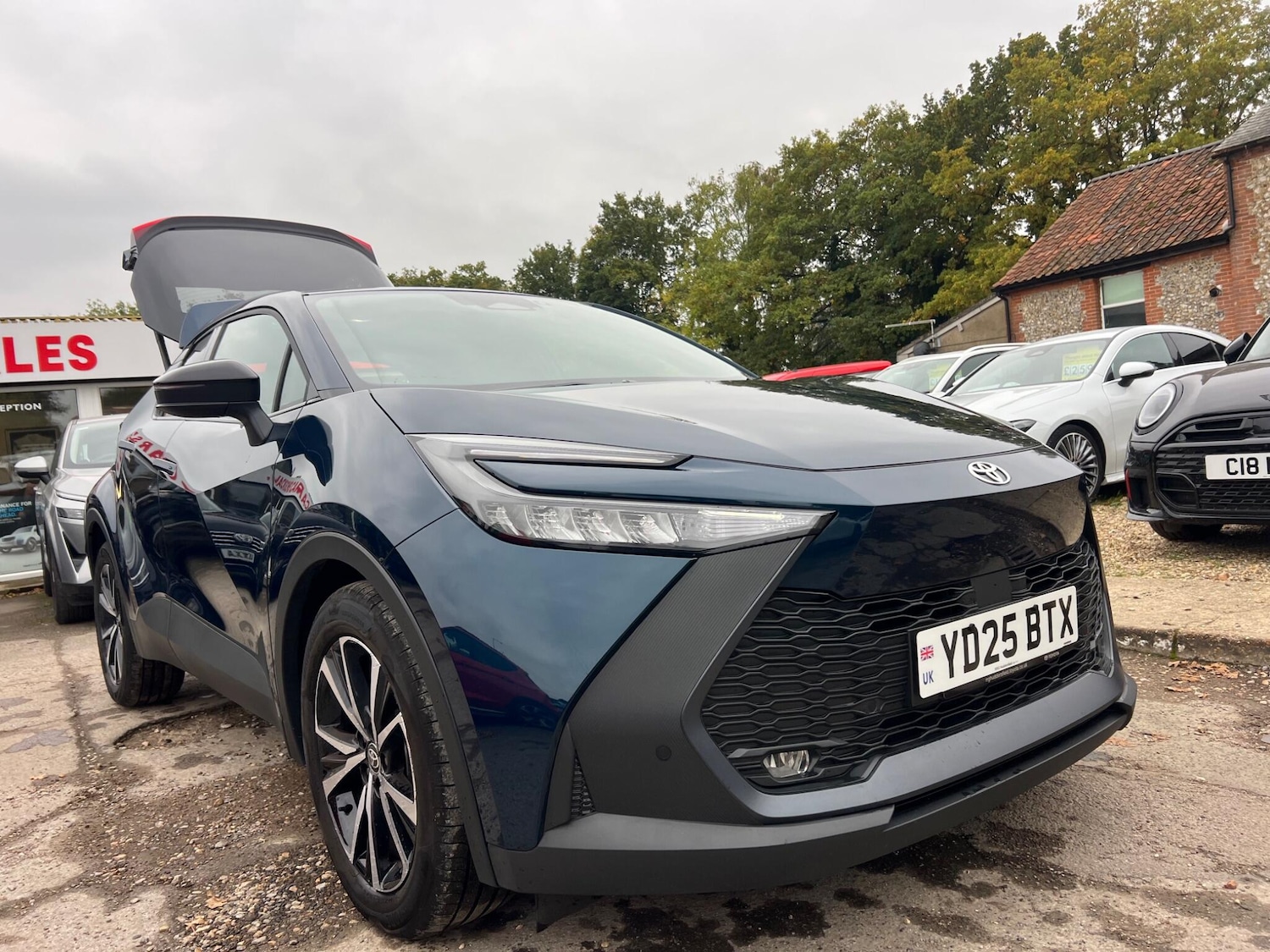 Used Toyota C-HR 2025 for sale - 76239009: Photo 11