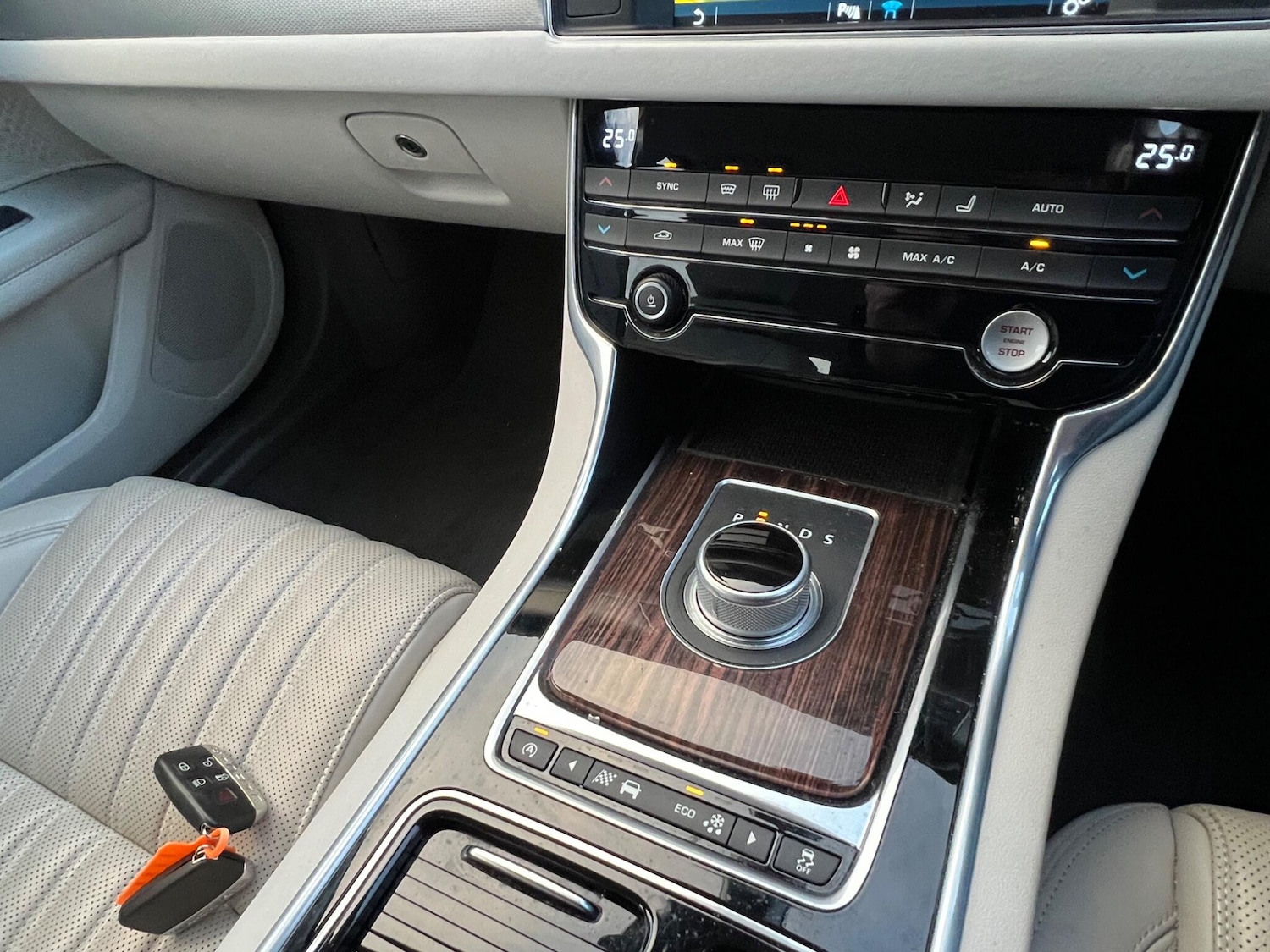 Used Jaguar XF 2016 for sale - 76839393: Photo 98