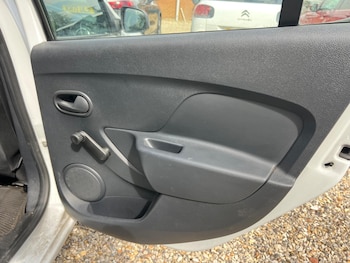 Used Dacia Sandero 2016 for sale - 79396092: Photo