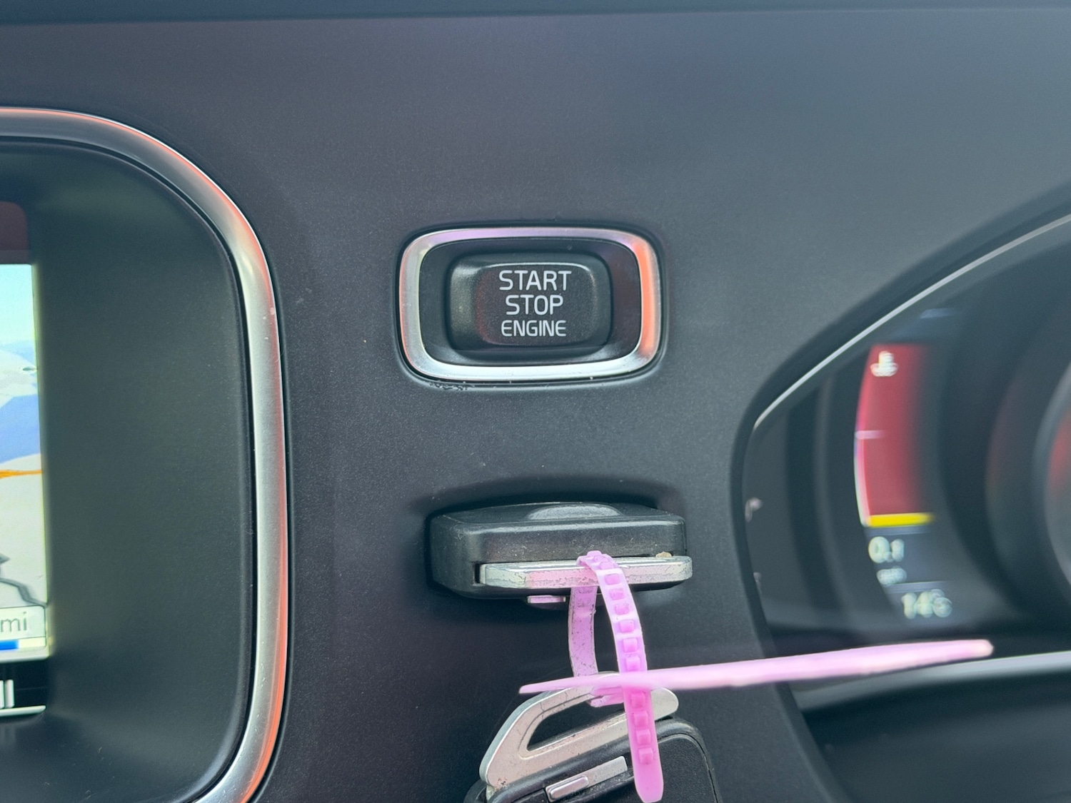 Used Volvo V40 2015 for sale - 78031107: Photo 32