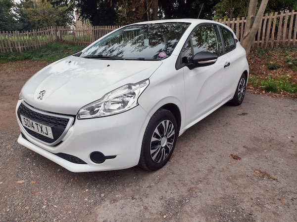Used Peugeot 208 2014 for sale - 74157573: Photo 2