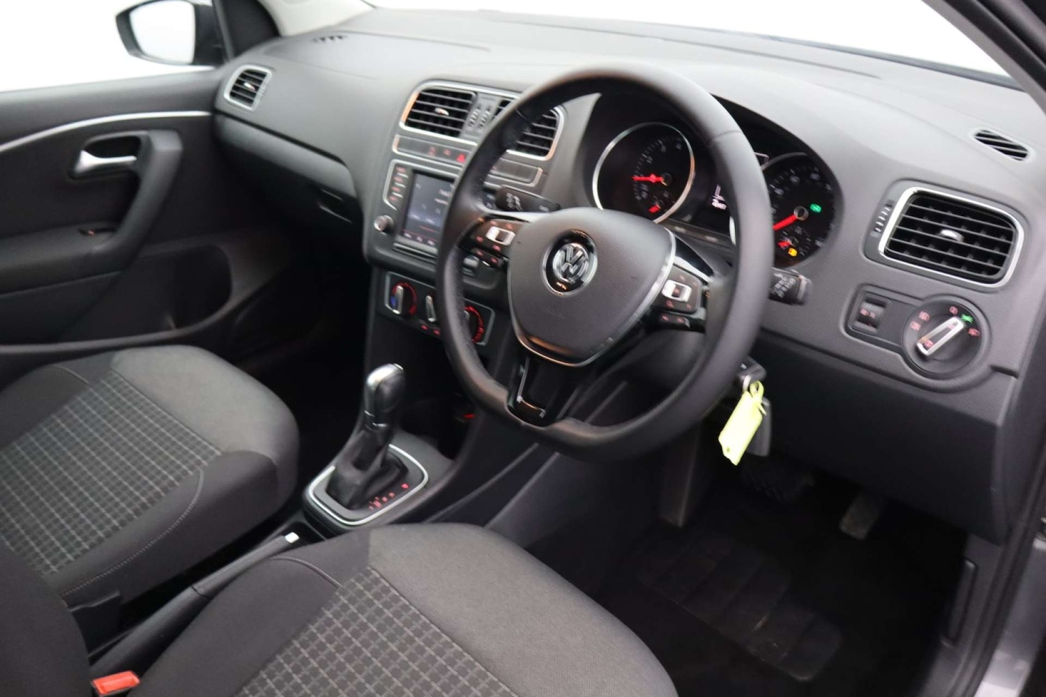 Used Volkswagen Polo 2016 for sale - 77088696: Photo 2