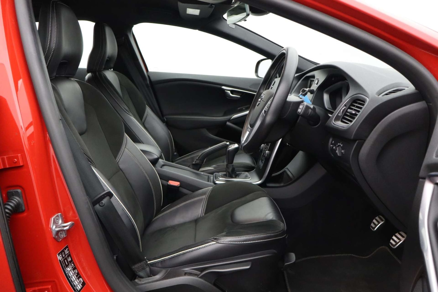 Used Volvo V40 2017 for sale - 76182653: Photo 2