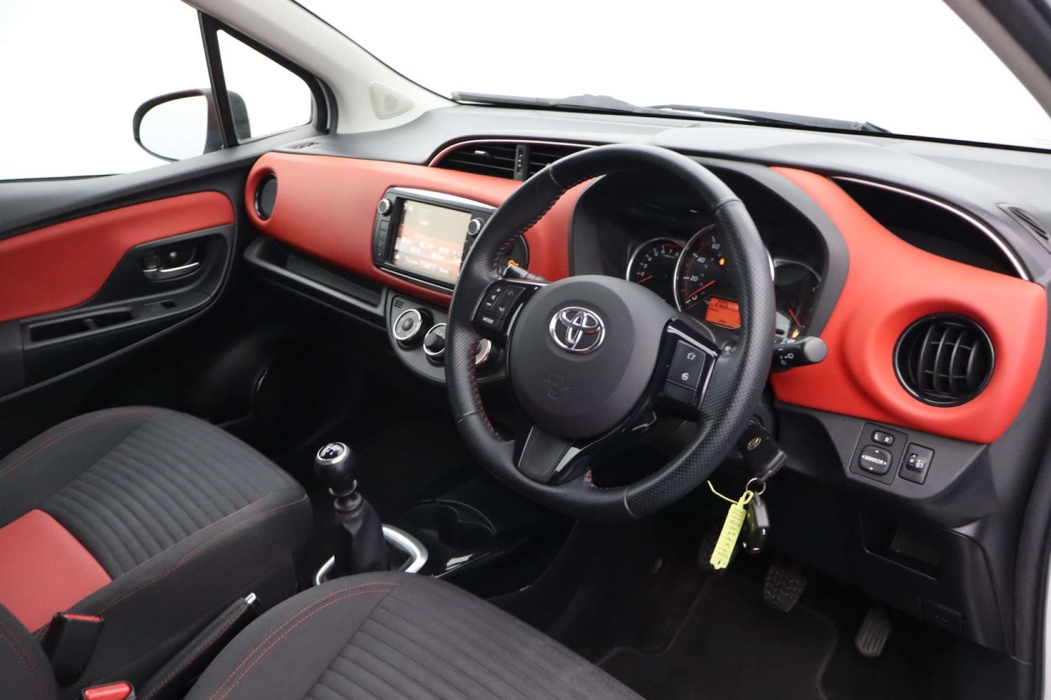 Used Toyota Yaris 2015 for sale - 77154671: Photo 2