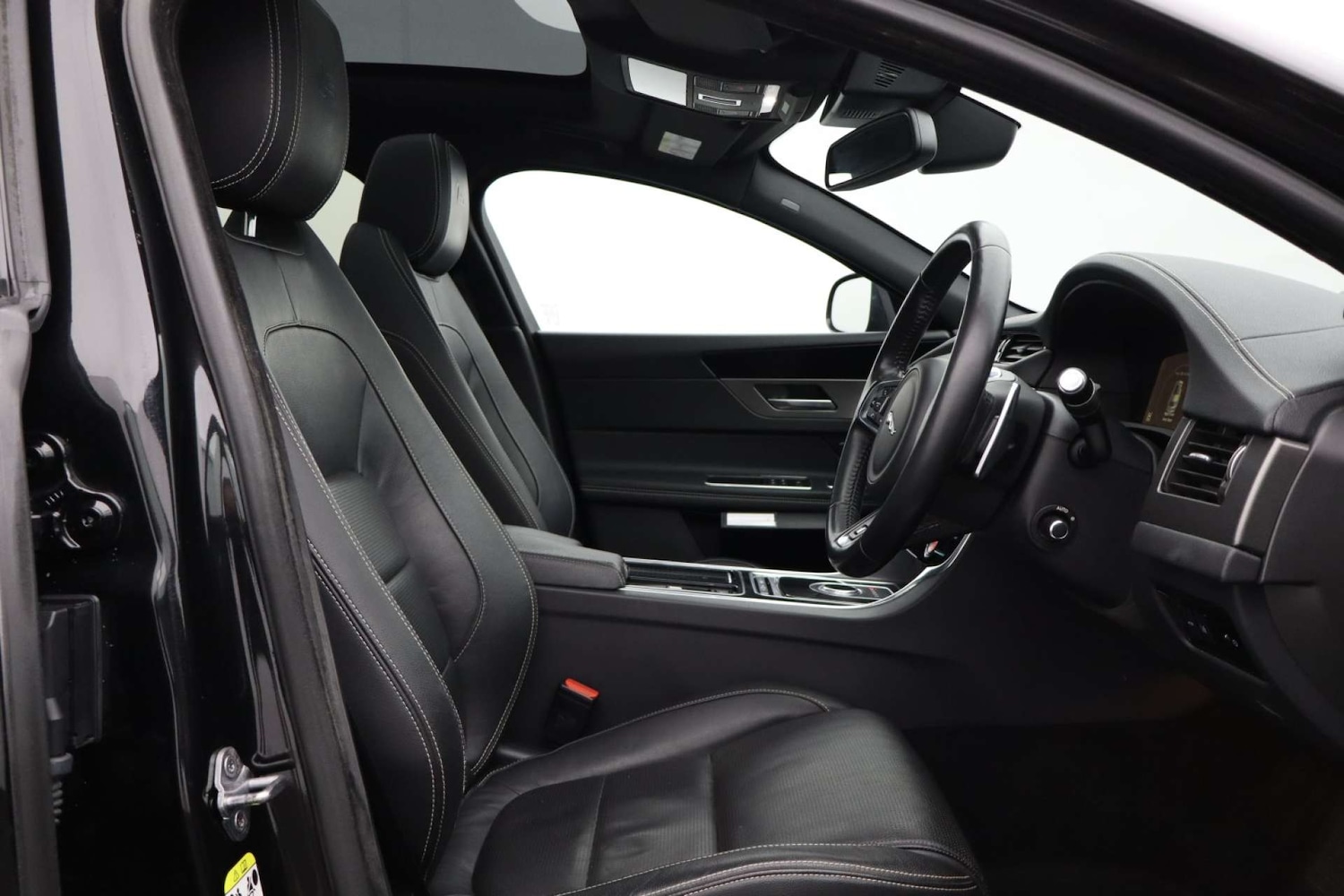 Used Jaguar XF 2017 for sale - 76182660: Photo 2